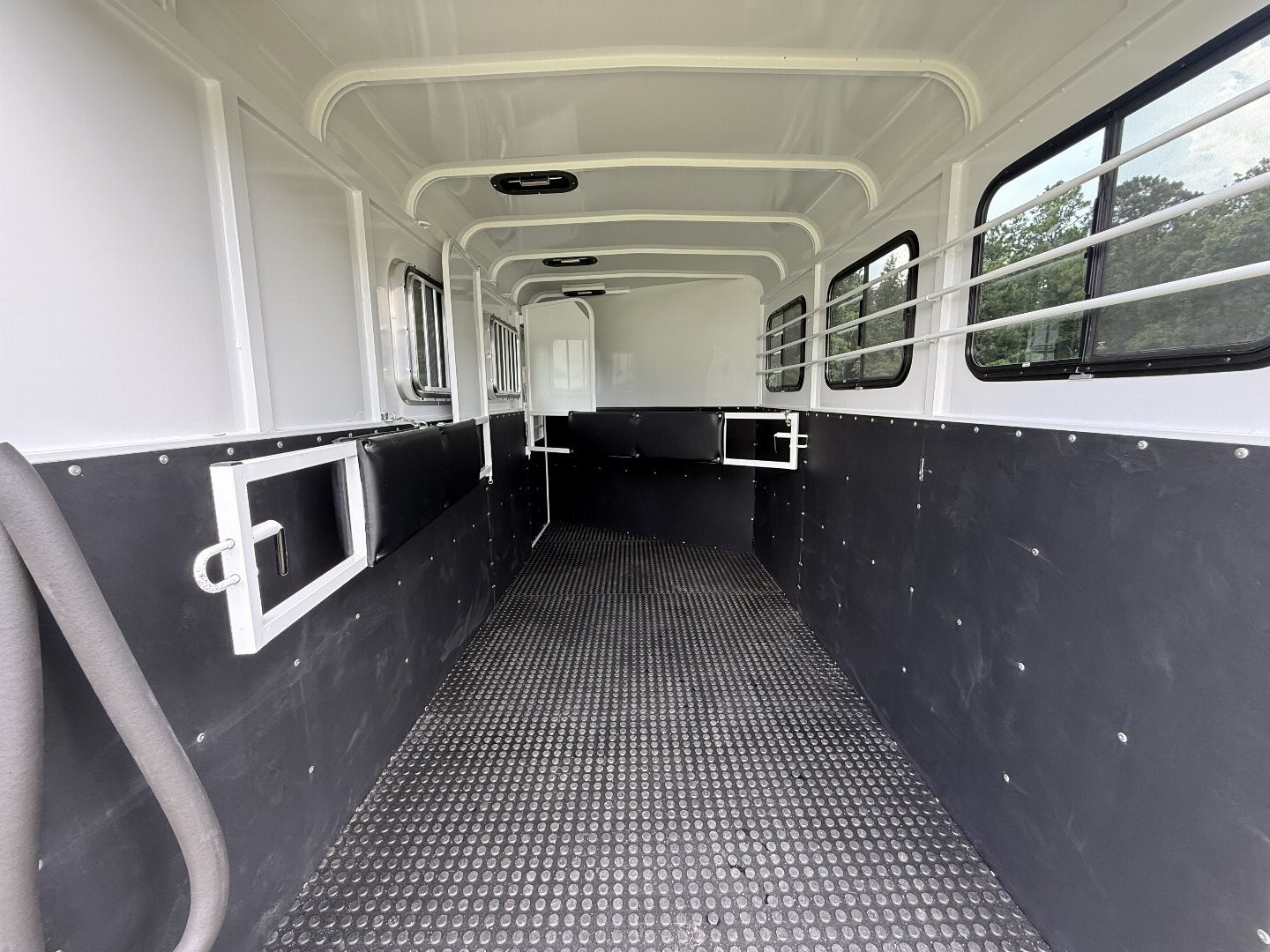 New 2026 Bee 3 Horse Chief W/DR Horse Trailer