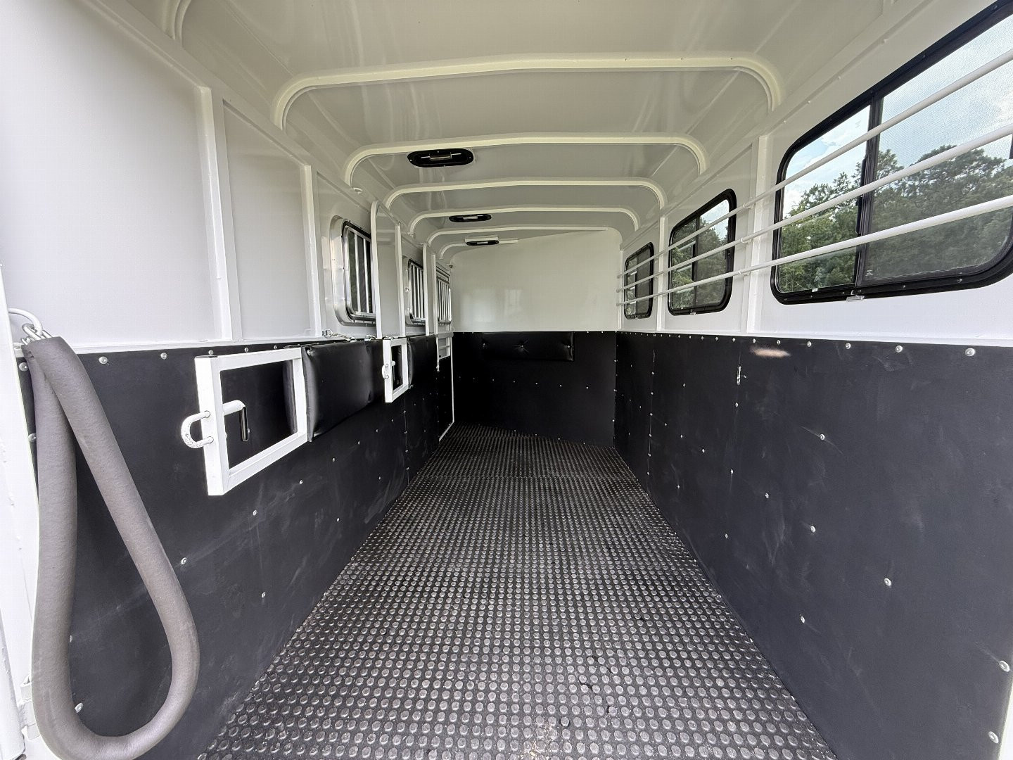 New 2026 Bee 3 Horse Chief W/DR Horse Trailer