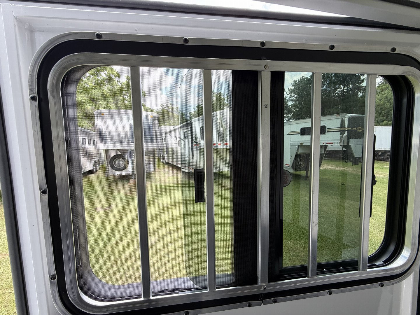 New 2026 Bee 3 Horse Chief W/DR Horse Trailer