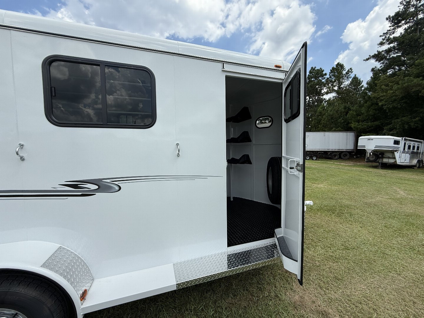 New 2026 Bee 3 Horse Chief W/DR Horse Trailer