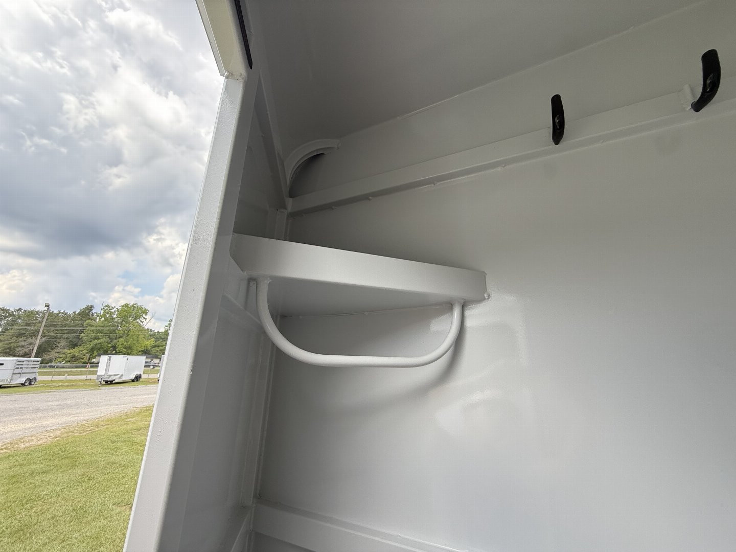 New 2026 Bee 3 Horse Chief W/DR Horse Trailer