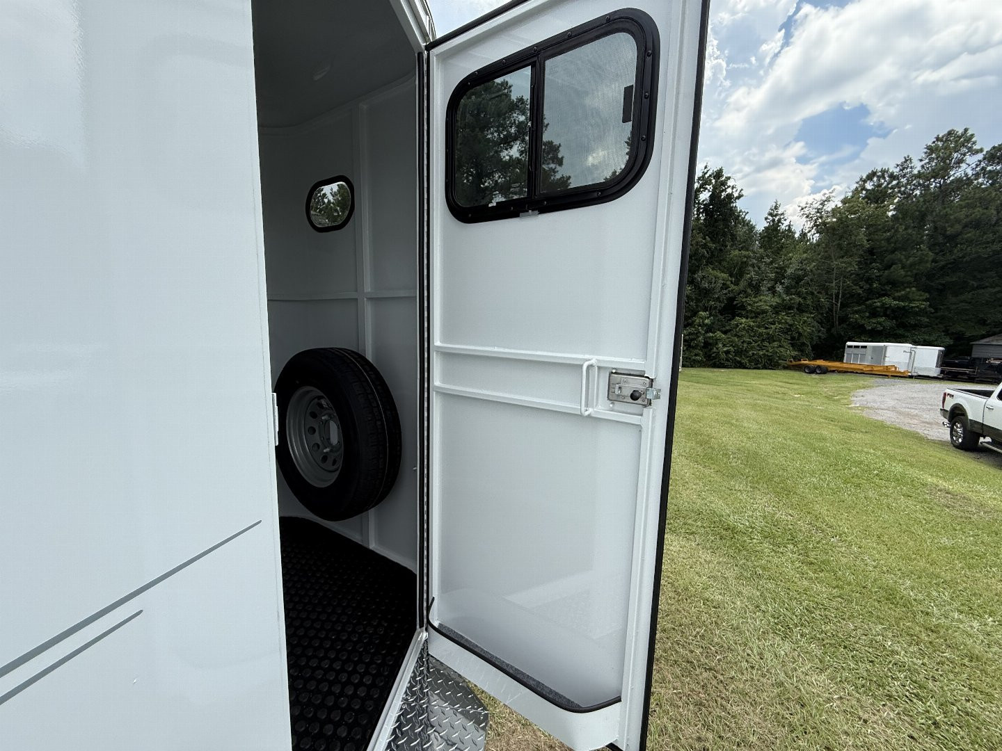 New 2026 Bee 3 Horse Chief W/DR Horse Trailer