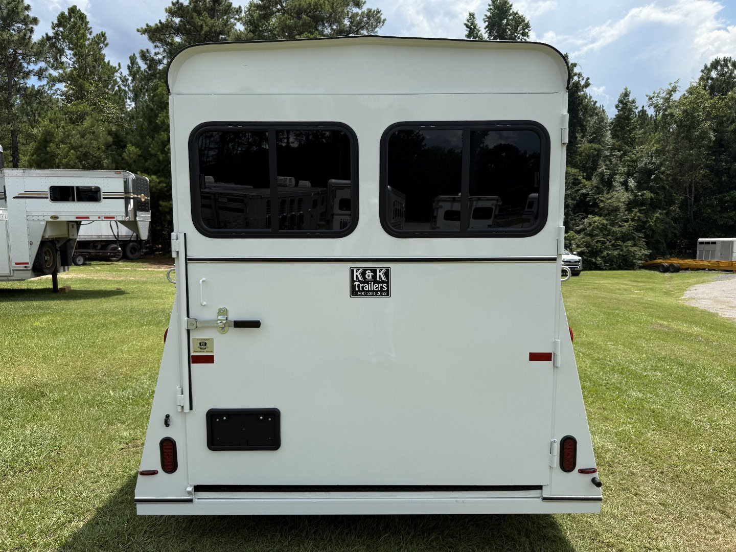 New 2026 Bee 3 Horse Chief W/DR Horse Trailer