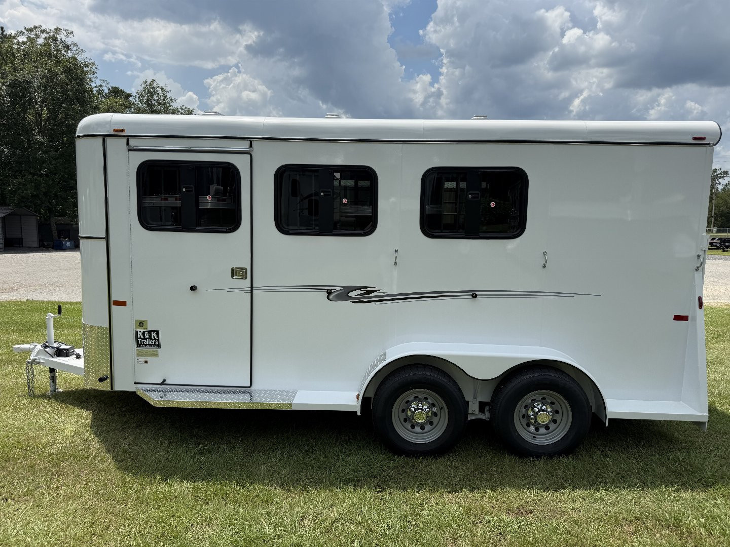 New 2026 Bee 3 Horse Chief W/DR Horse Trailer