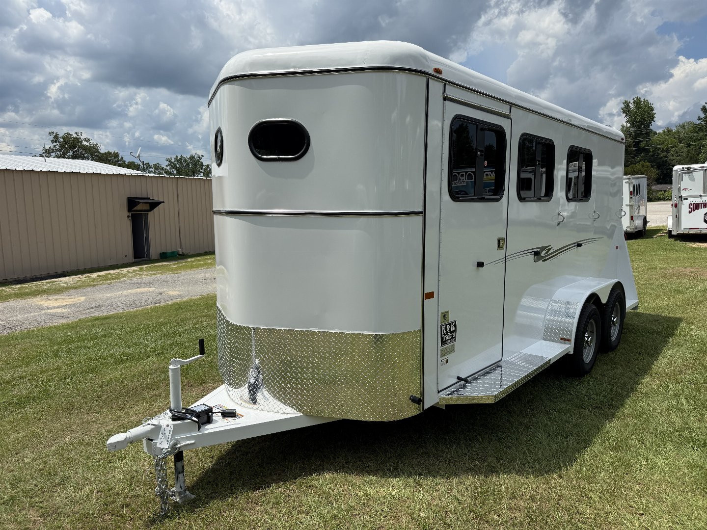 New 2026 Bee 3 Horse Chief W/DR Horse Trailer