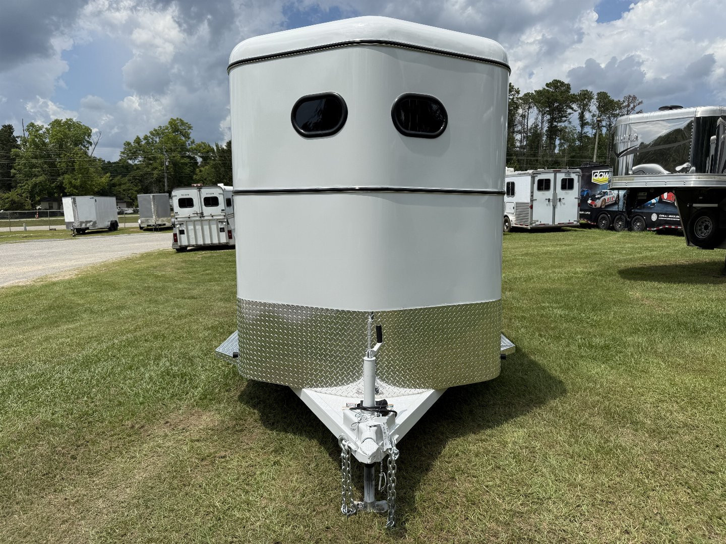 New 2026 Bee 3 Horse Chief W/DR Horse Trailer