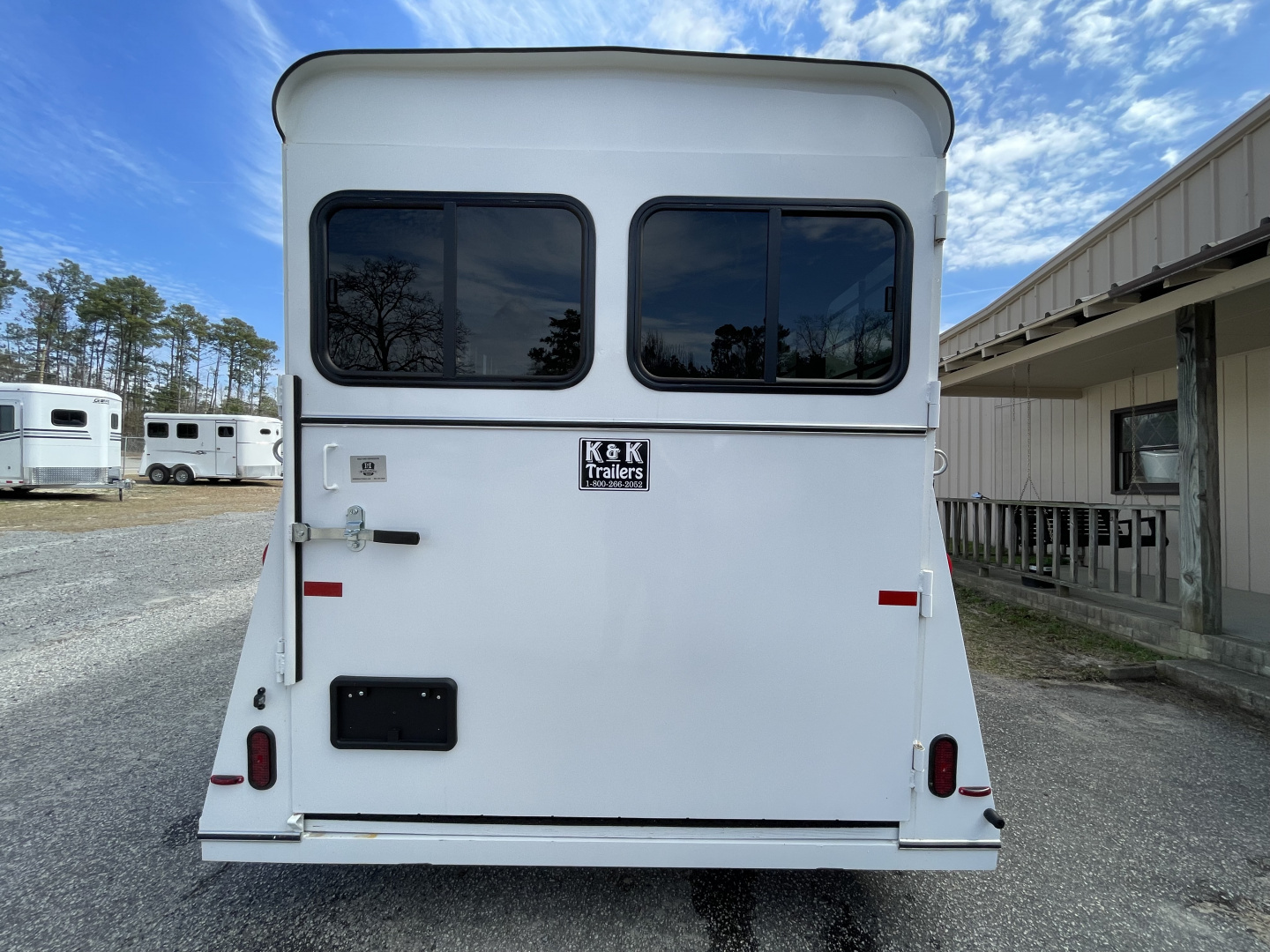 New 2026 Bee 3 Horse Chief W/DR Horse Trailer