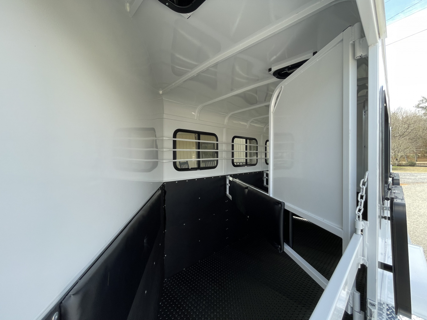 New 2026 Bee 3 Horse Chief W/DR Horse Trailer