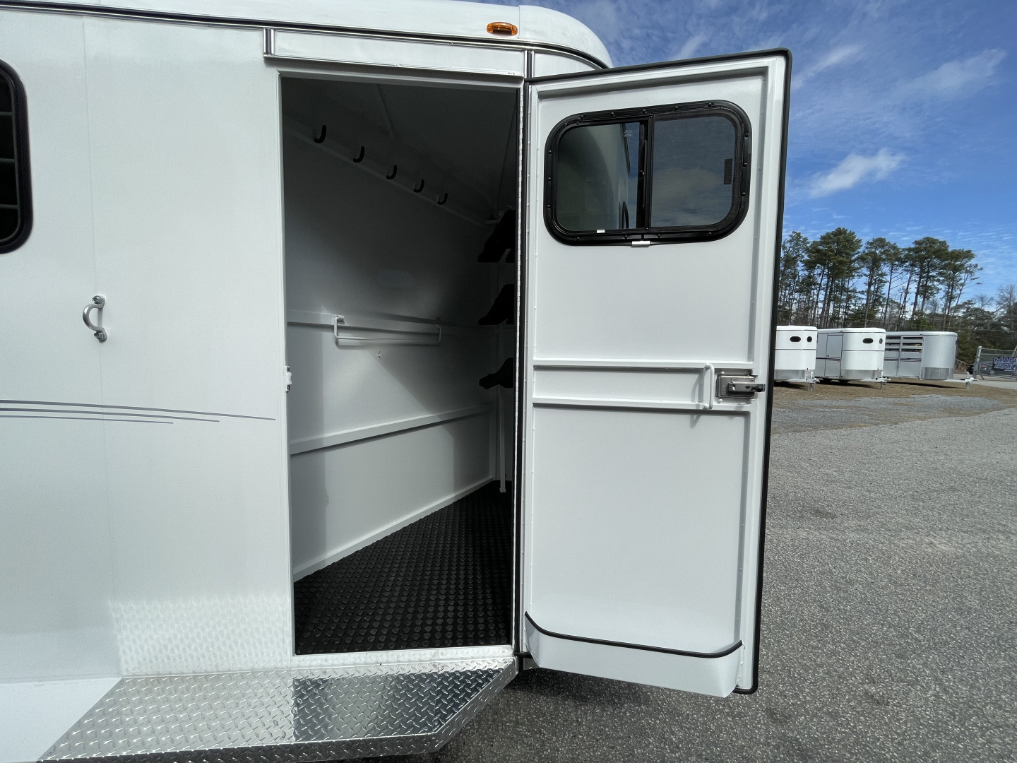 New 2026 Bee 3 Horse Chief W/DR Horse Trailer