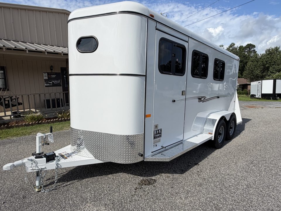 New 2026 Bee 3 Horse Chief W/DR Horse Trailer