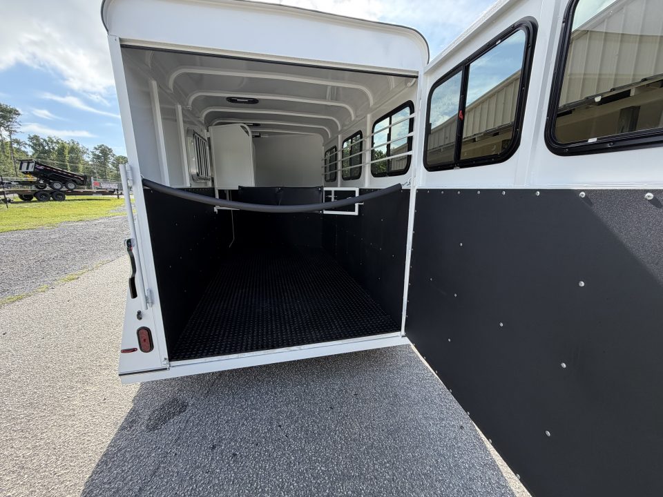 New 2026 Bee 3 Horse Chief W/DR Horse Trailer