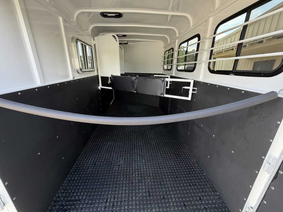 New 2026 Bee 3 Horse Chief W/DR Horse Trailer