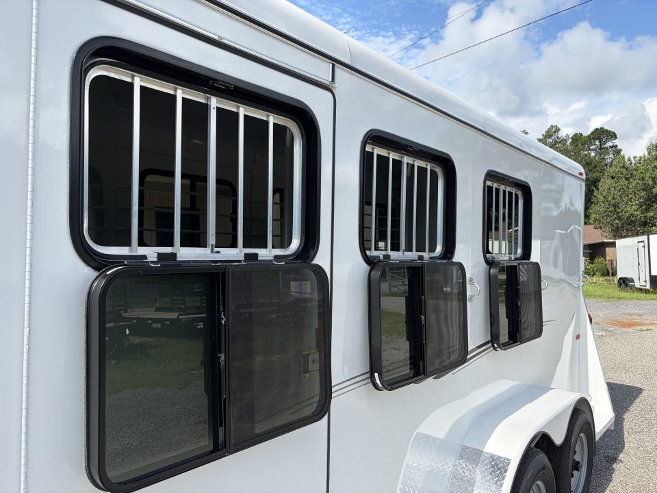 New 2026 Bee 3 Horse Chief W/DR Horse Trailer