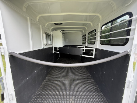 New 2026 Bee 3 Horse Chief W/DR Horse Trailer