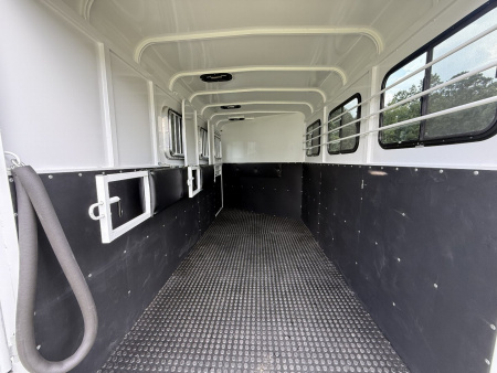 New 2026 Bee 3 Horse Chief W/DR Horse Trailer