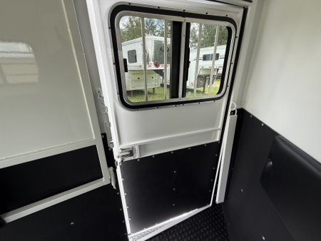 New 2026 Bee 3 Horse Chief W/DR Horse Trailer