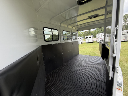 New 2026 Bee 3 Horse Chief W/DR Horse Trailer