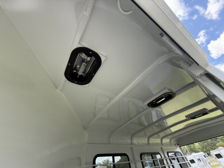 New 2026 Bee 3 Horse Chief W/DR Horse Trailer