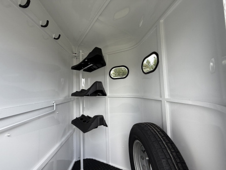 New 2026 Bee 3 Horse Chief W/DR Horse Trailer