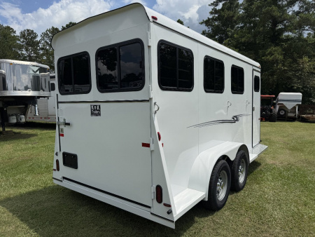 New 2026 Bee 3 Horse Chief W/DR Horse Trailer