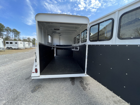 New 2026 Bee 3 Horse Chief W/DR Horse Trailer