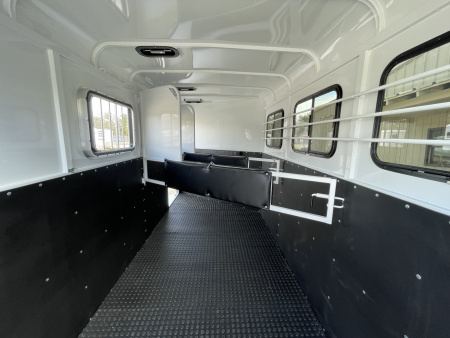 New 2026 Bee 3 Horse Chief W/DR Horse Trailer