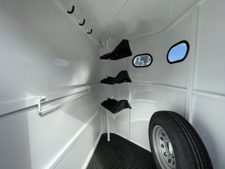 New 2026 Bee 3 Horse Chief W/DR Horse Trailer