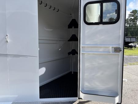 New 2026 Bee 3 Horse Chief W/DR Horse Trailer