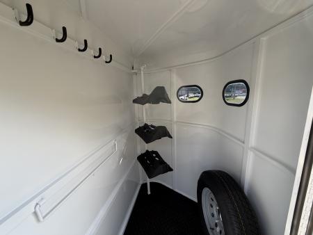 New 2026 Bee 3 Horse Chief W/DR Horse Trailer