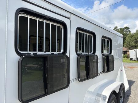New 2026 Bee 3 Horse Chief W/DR Horse Trailer