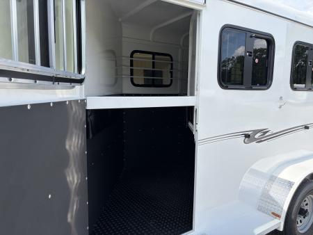 New 2026 Bee 3 Horse Chief W/DR Horse Trailer