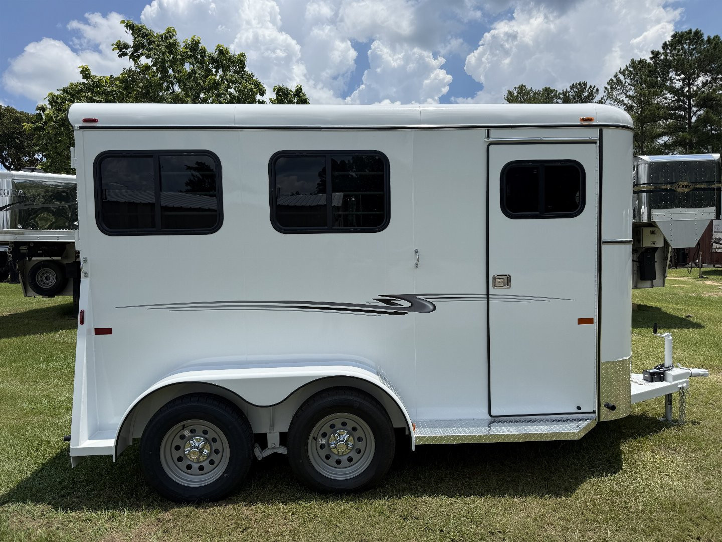New 2026 Bee 2 Horse Chief W/DR Horse Trailer