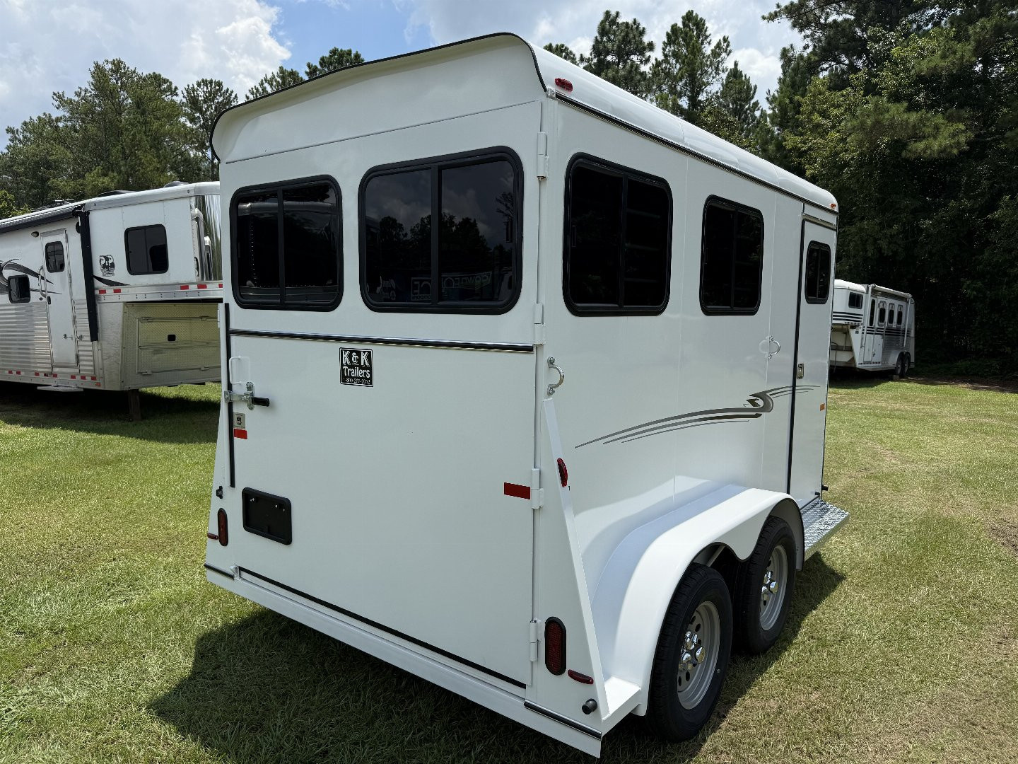 New 2026 Bee 2 Horse Chief W/DR Horse Trailer