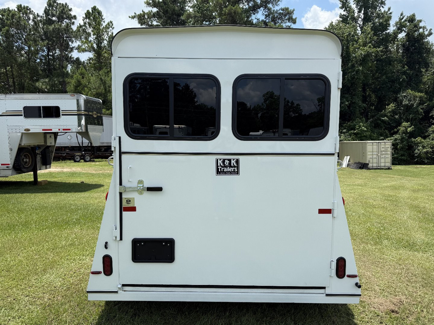 New 2026 Bee 2 Horse Chief W/DR Horse Trailer