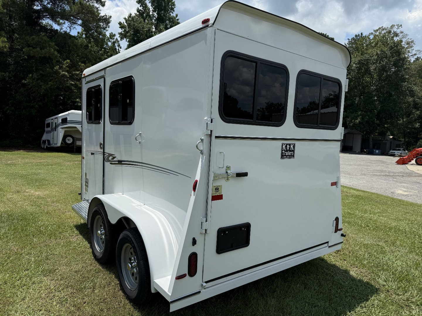 New 2026 Bee 2 Horse Chief W/DR Horse Trailer