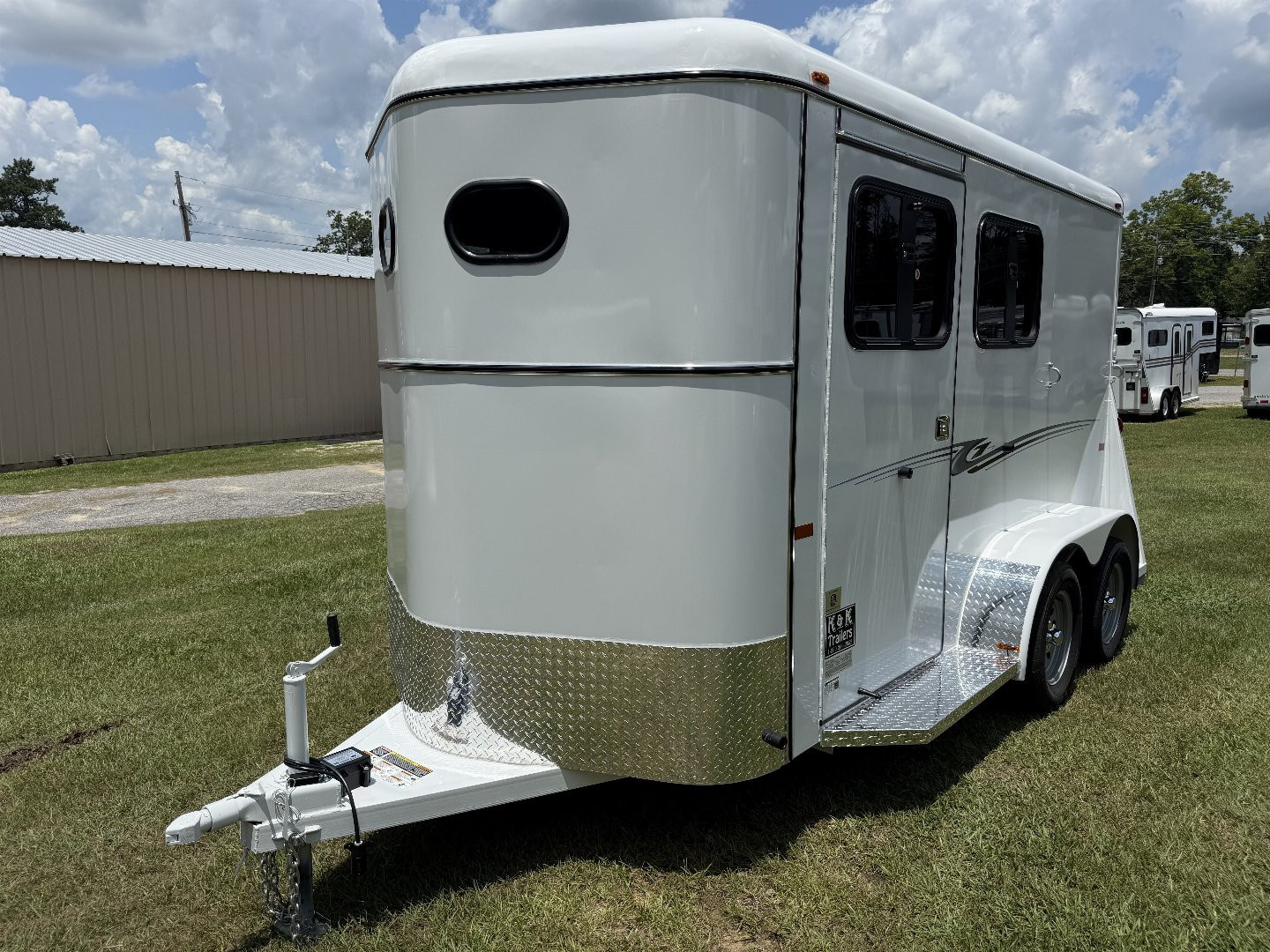 New 2026 Bee 2 Horse Chief W/DR Horse Trailer