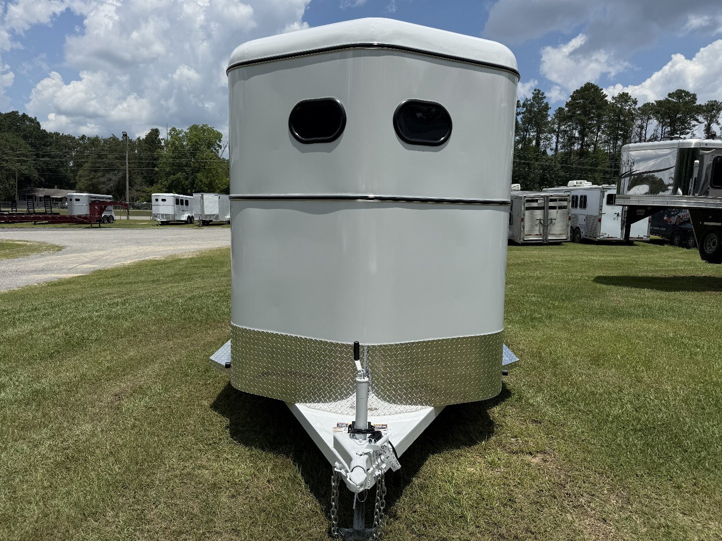 New 2026 Bee 2 Horse Chief W/DR Horse Trailer