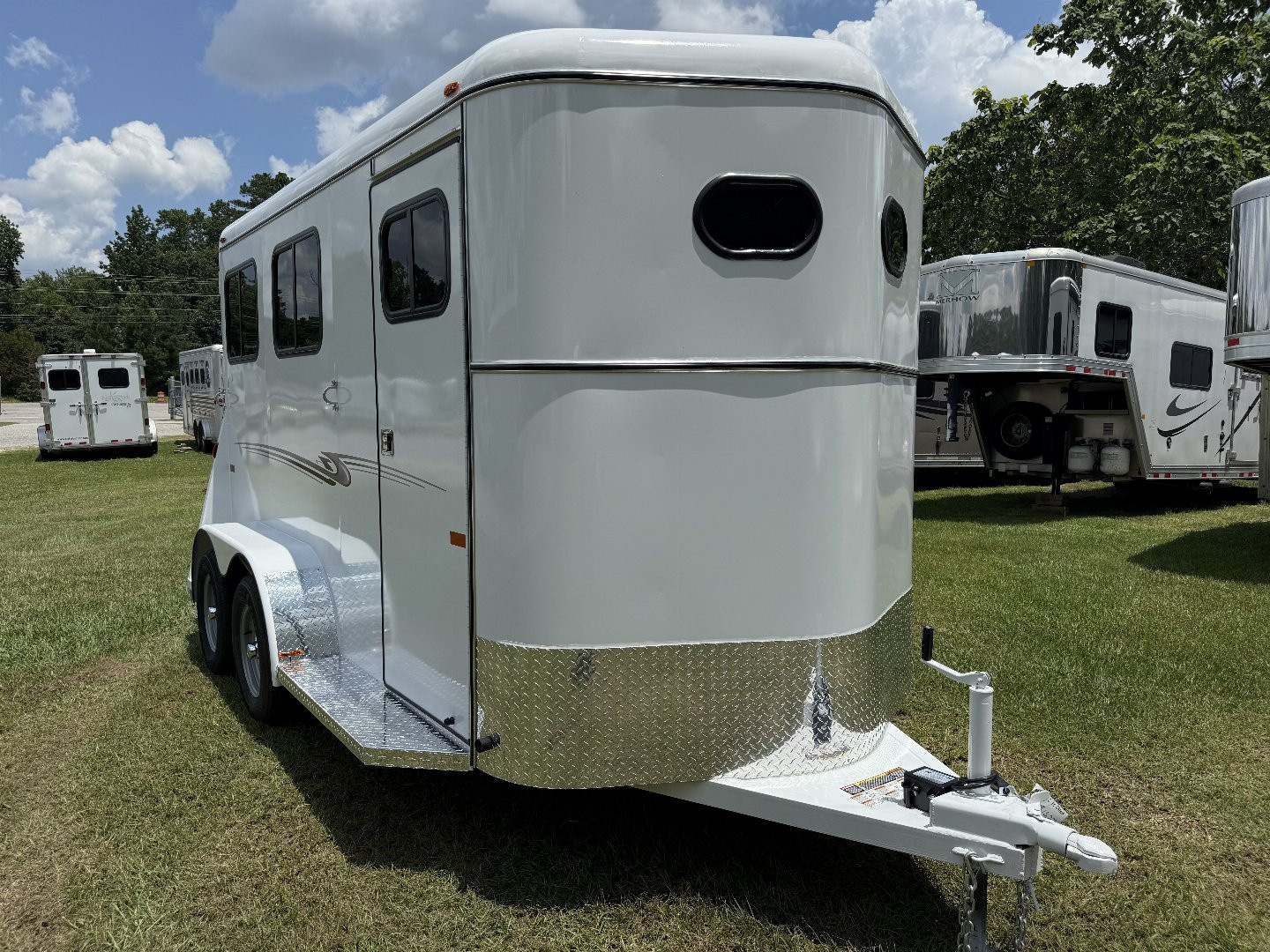 New 2026 Bee 2 Horse Chief W/DR Horse Trailer