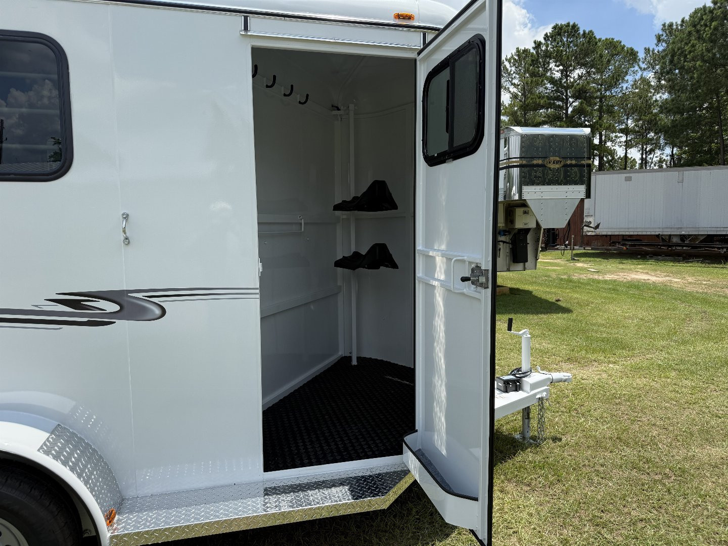 New 2026 Bee 2 Horse Chief W/DR Horse Trailer