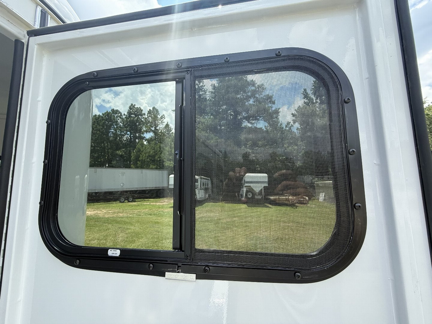 New 2026 Bee 2 Horse Chief W/DR Horse Trailer