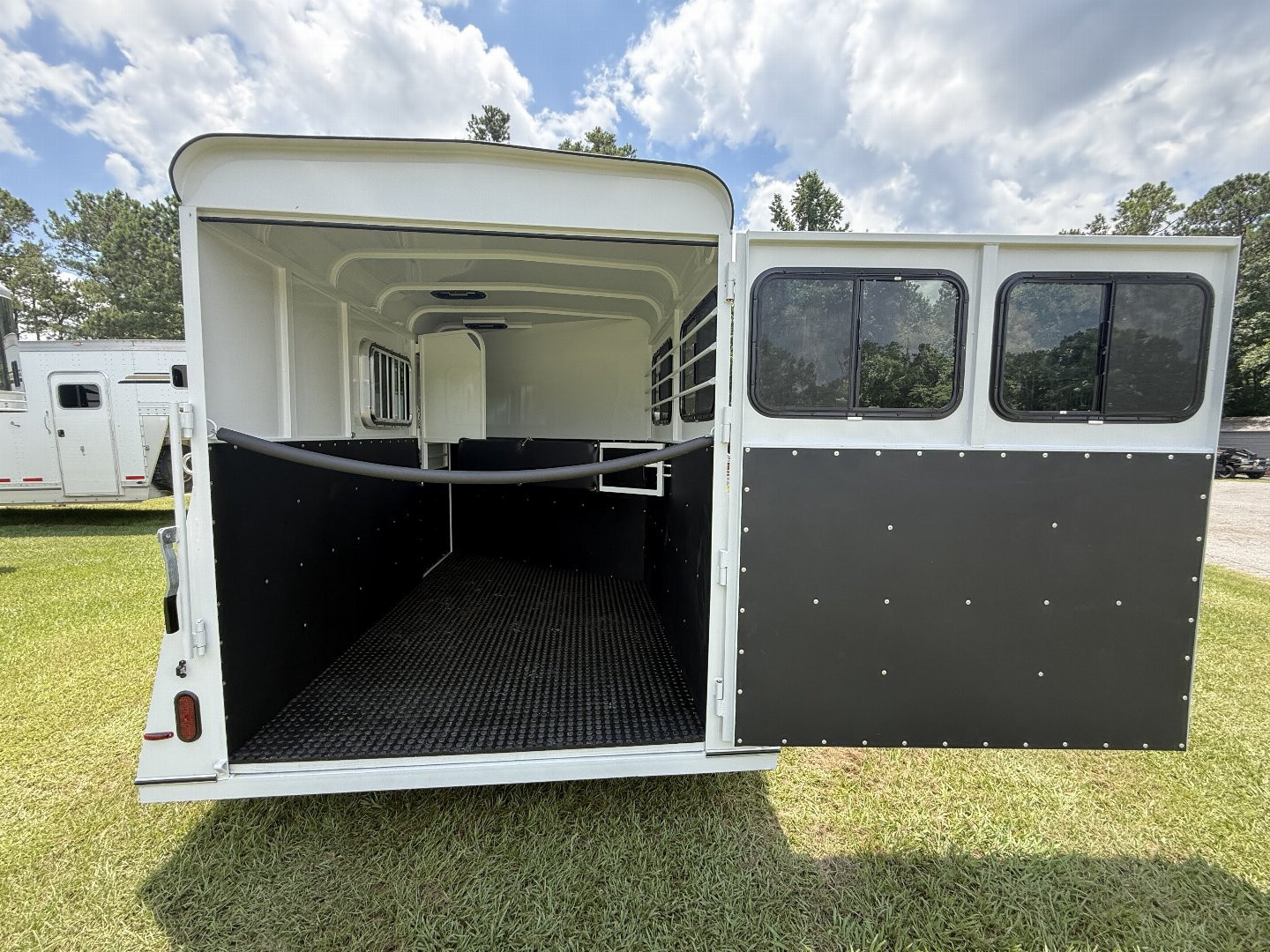 New 2026 Bee 2 Horse Chief W/DR Horse Trailer