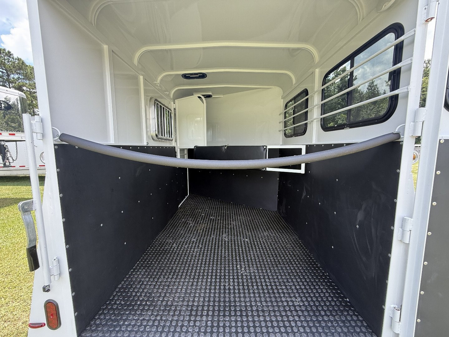 New 2026 Bee 2 Horse Chief W/DR Horse Trailer