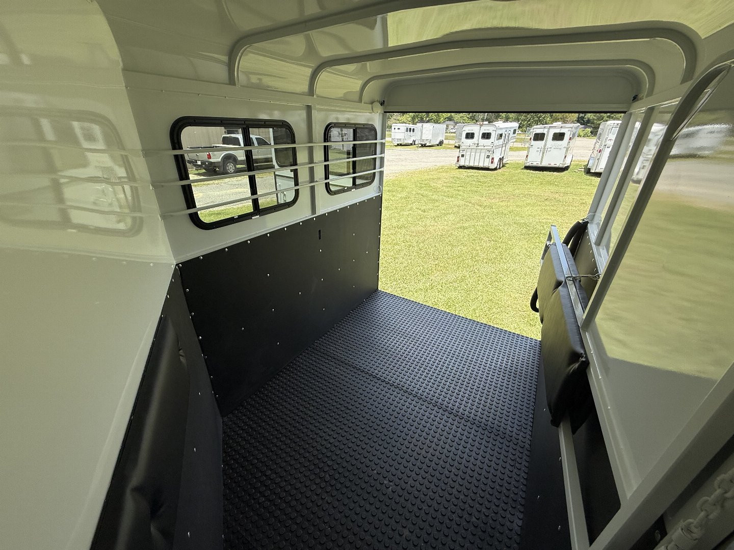 New 2026 Bee 2 Horse Chief W/DR Horse Trailer