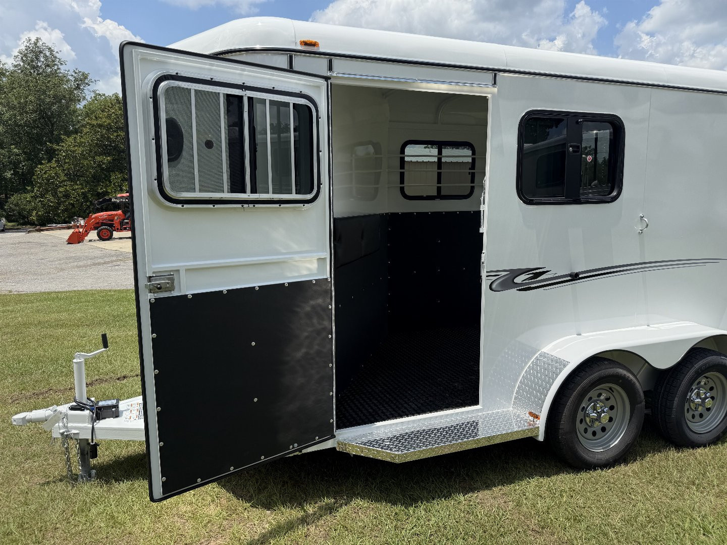 New 2026 Bee 2 Horse Chief W/DR Horse Trailer