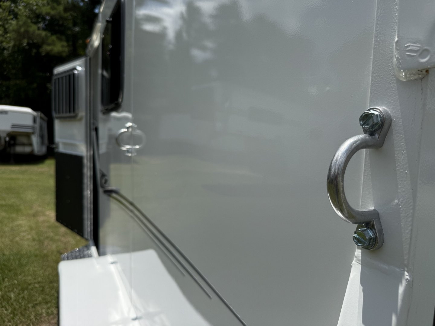 New 2026 Bee 2 Horse Chief W/DR Horse Trailer