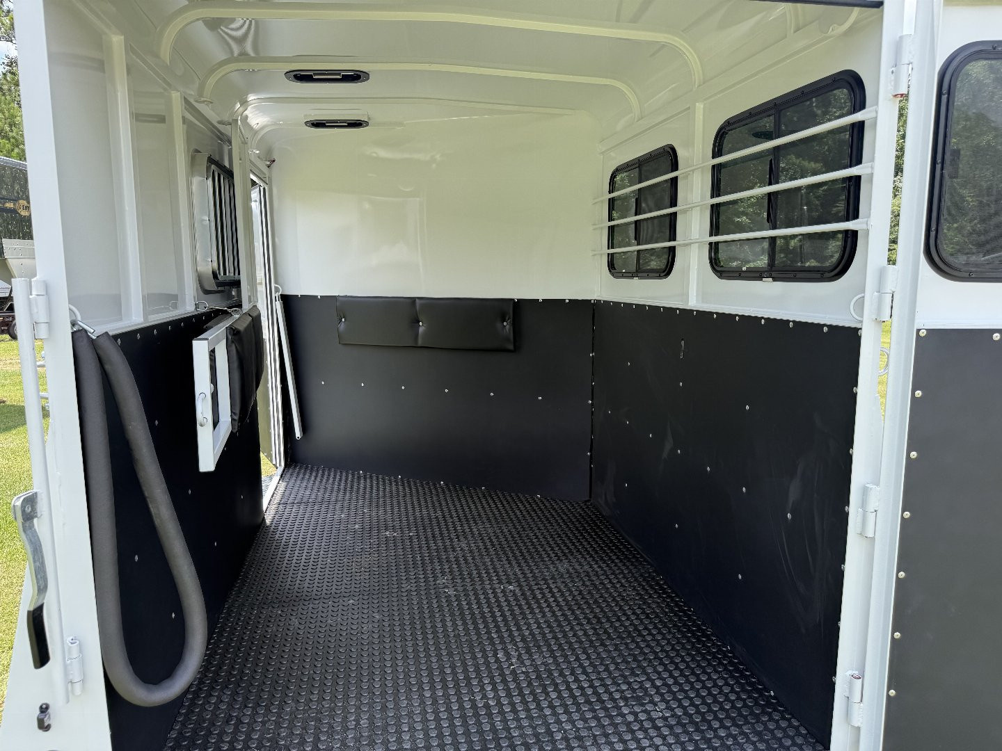 New 2026 Bee 2 Horse Chief W/DR Horse Trailer