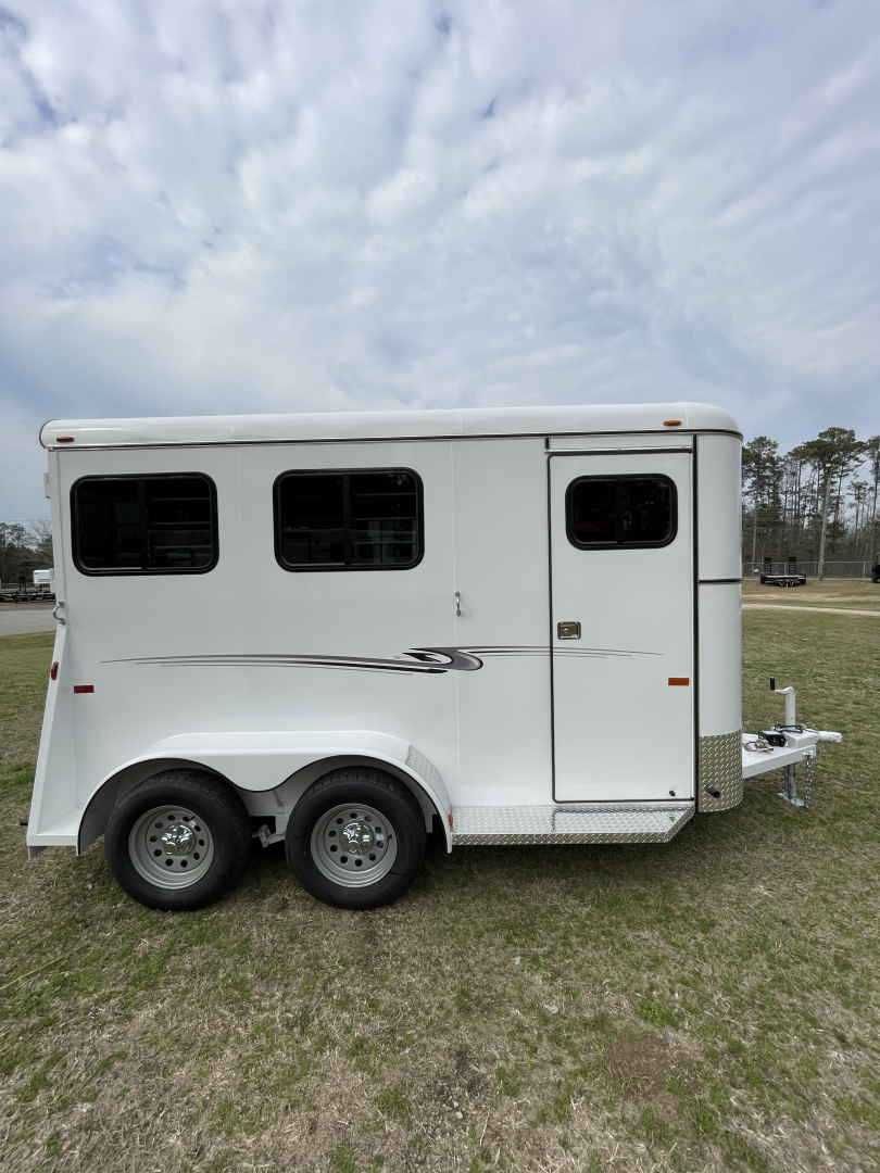 New 2026 Bee 2 Horse Chief W/DR Horse Trailer