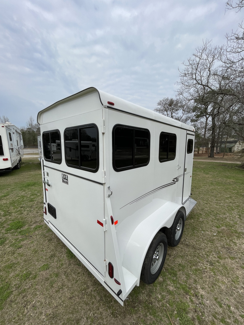 New 2026 Bee 2 Horse Chief W/DR Horse Trailer