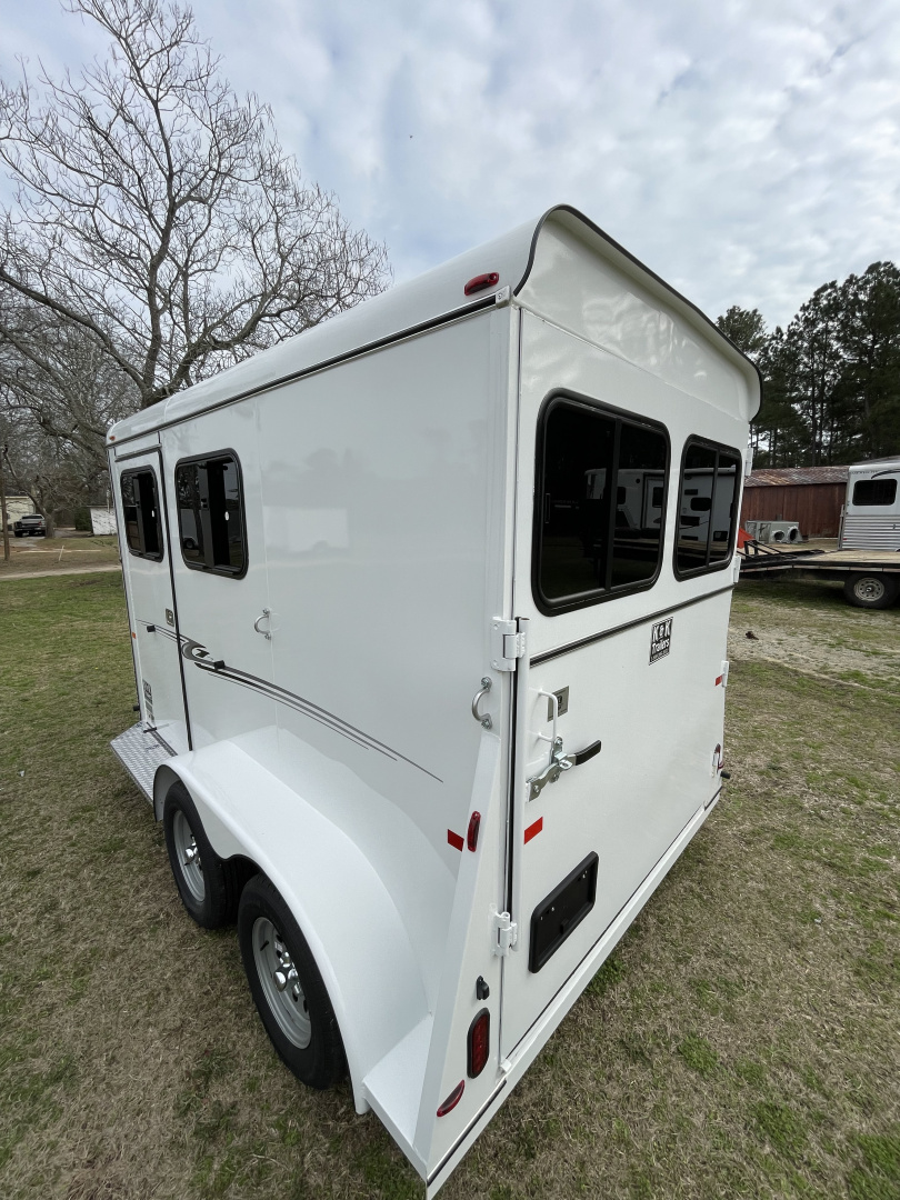 New 2026 Bee 2 Horse Chief W/DR Horse Trailer