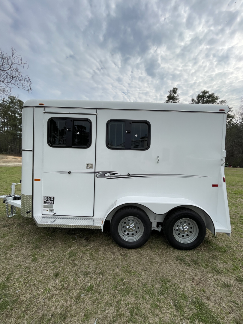 New 2026 Bee 2 Horse Chief W/DR Horse Trailer